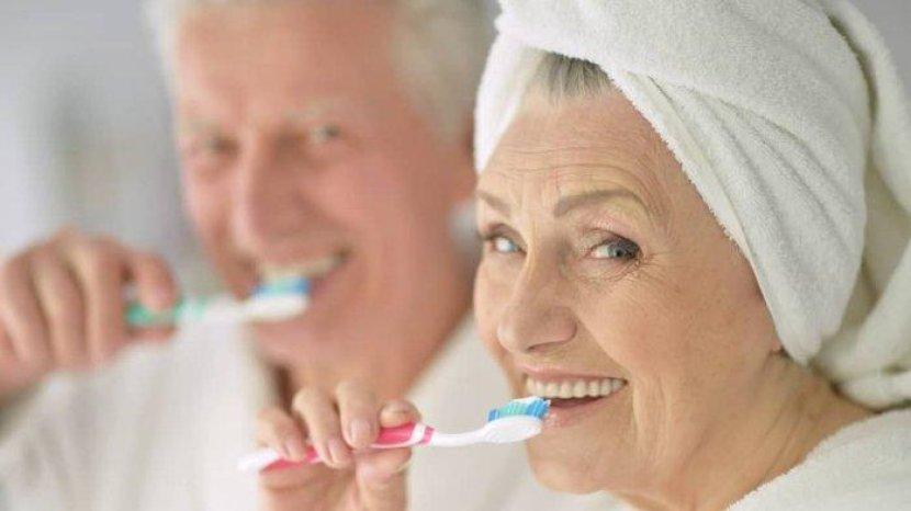 5 Tips Merawat Gigi agar Tidak Rapuh di Usia 40an, Menjaga Pola Makan saat Remaja Salah Satunya