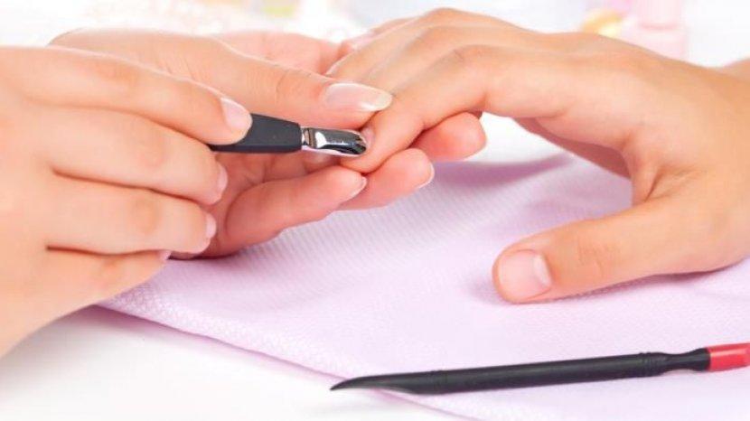 Bersihkan Kuteks dengan Nail Remover Sebelum Meni Pedi di Rumah