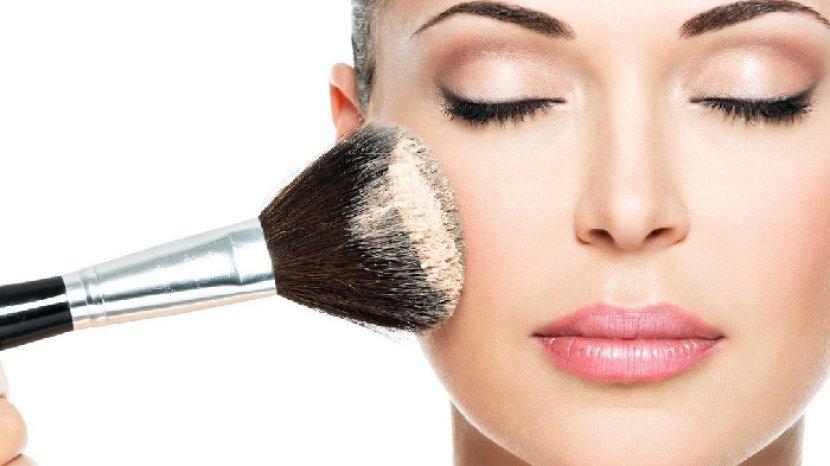 Kulit Berminyak Auto Bebas Kilap dan Cerah Seharian dengan 7 Rekomendasi Bedak Tabur Ini