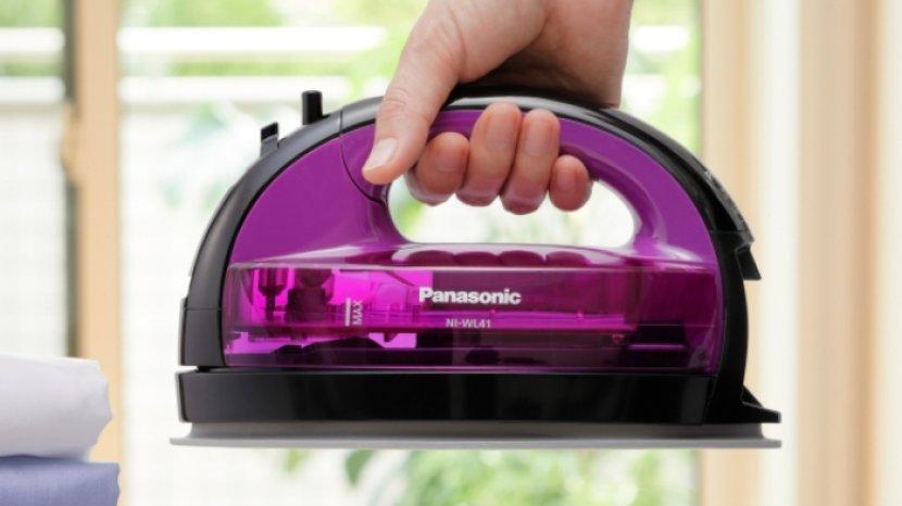 Review Panasonic Setrika Uap NI-WL41VSR, Penggunaan Tanpa Kabel dan Berlimpah Fitur Handal