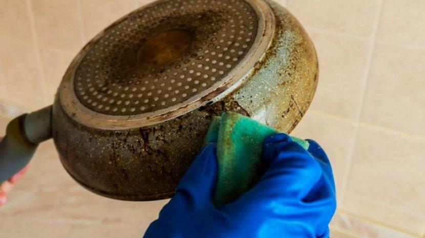 5 Tips Membersihkan Kerak Hitam di Permukaan Wajan, Kembalikan Kilaunya Seperti Baru