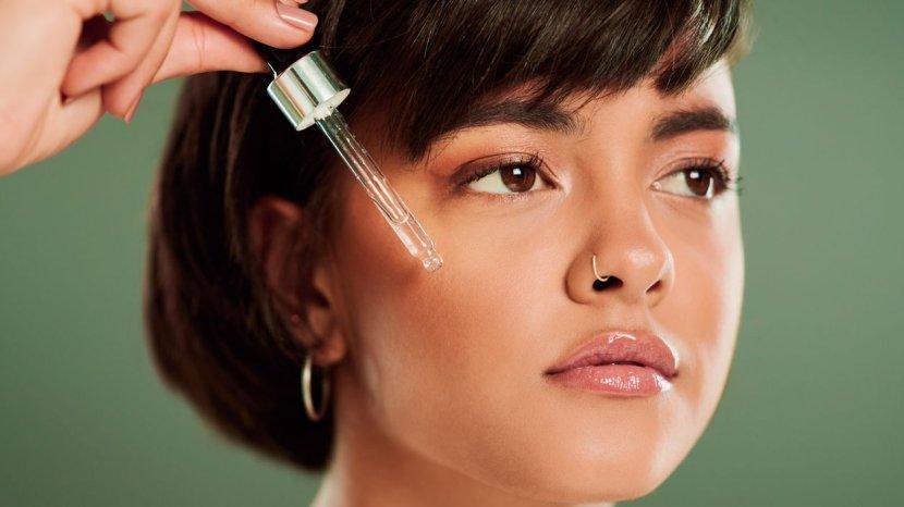 Rawat Kulit Wajah dengan 5 Produk Peeling Serum Terbaik Ini