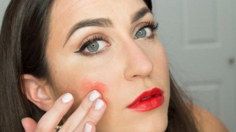 4 Cara Menggunakan Lipstik Selain untuk Pewarna Bibir