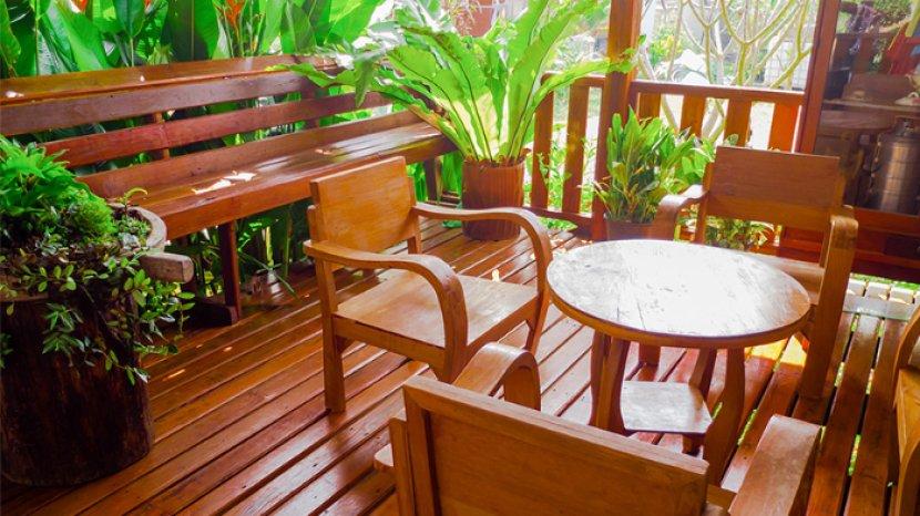7 Cara Cepat Mengembalikan Warna Kusam pada Furnitur Kayu yang Sering Kehujanan