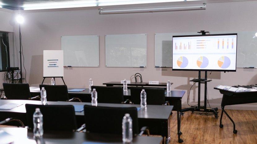 5 Rekomendasi Layar Proyektor Terbaik, Cocok untuk Presentasi saat Meeting