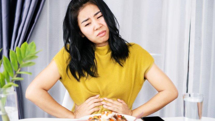 perut-terasa-panas-setelah-makan-terlalu-pedas.jpg