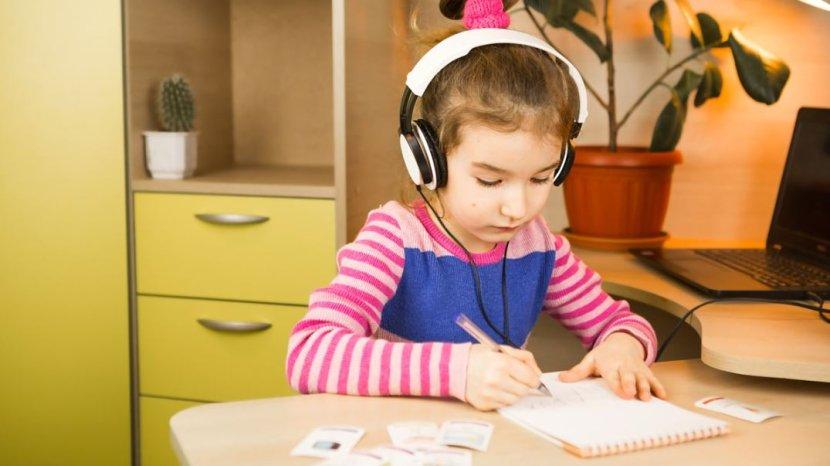 3 Rekomendasi Meja Belajar Anak Terbaik untuk Rumah Minimalis, Nggak Bikin Ruangan Jadi Penuh
