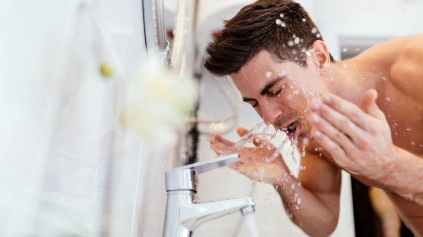 Bersihkan Kulit Wajah Maksimal dengan 5 Produk Face Scrub untuk Pria 