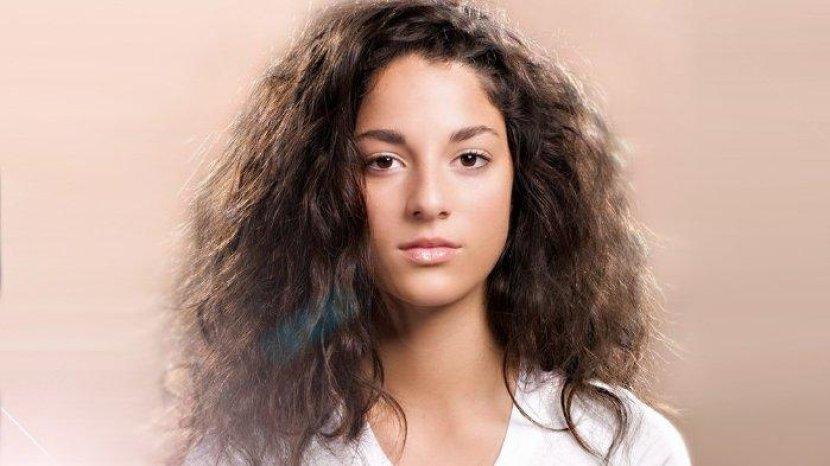 Punya Rambut Mengembang? Rawat dengan 5 Cara Berikut Ini