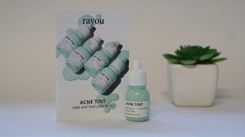 Mencoba Acne Spot Sekaligus Color Correcting dari rayou