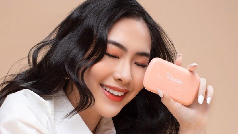Review Reveline Brightening Two Way Cake, Bedak Padat yang Mengandung Skincare