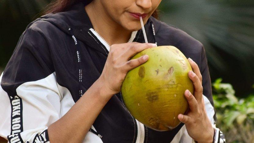 rutin-minum-air-kelapa.jpg