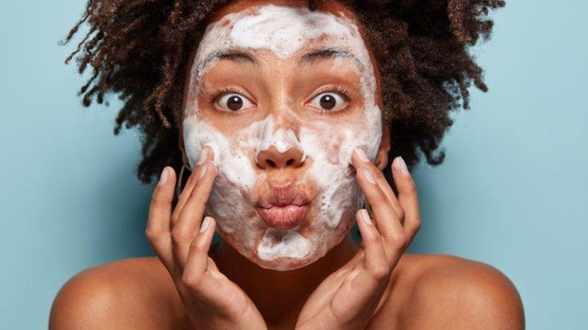 5 Produk Facial Wash Terbaru yang Layak Kamu Coba