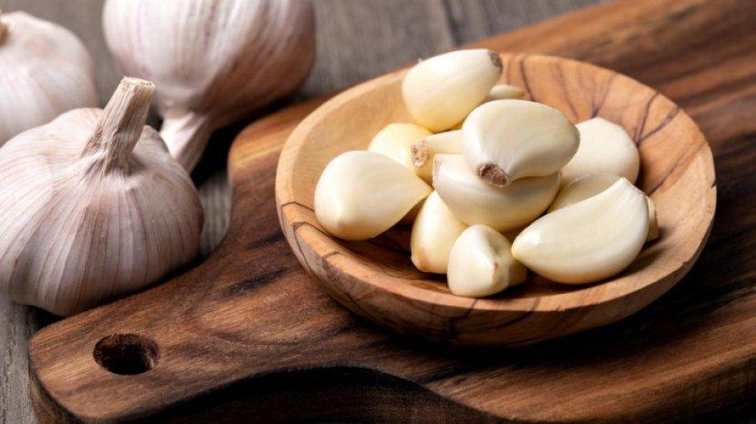 Sakit Gigi Bisa Kamu Atasi dengan Garam dan Bawang Putih, Begini Caranya