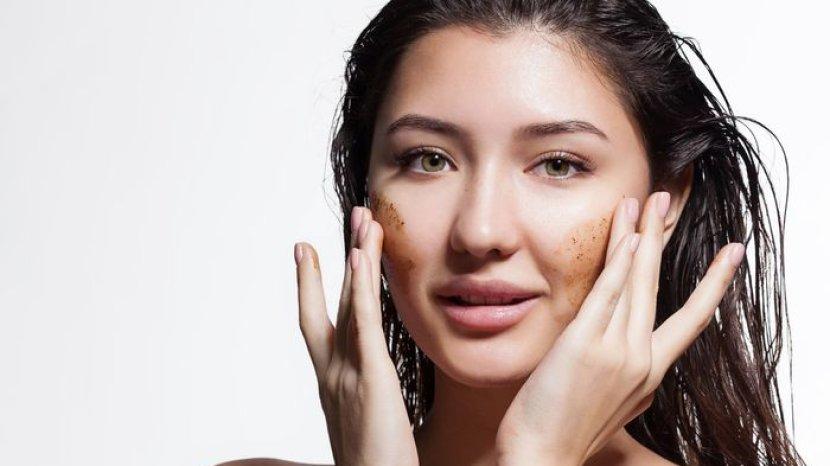 5 Produk Face Scrub untuk Bantu Cerahkan dan Regenerasi Kulit Wajah