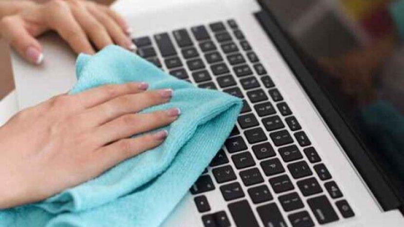 semprotkan-air-ke-kain-microfiber-secukupnya-kemudian-usapkan-ke-atas-keyboard.jpg