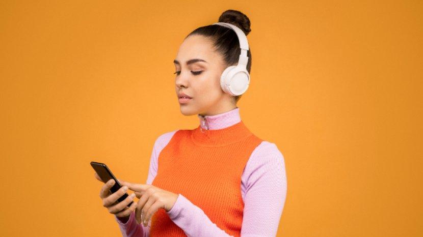 seorang-perempuan-menggunakan-headset.jpg