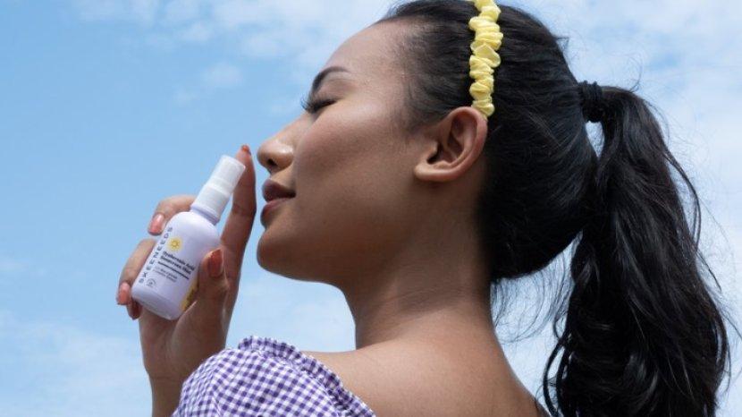Cari Sunscreen Spray yang Praktis Dibawa Bepergian? Ini 5 Rekomendasinya