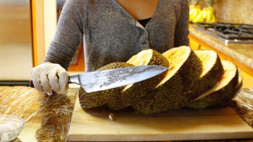 supaya-pisau-tidak-penuh-getah-kamu-bisa-melapisinya-dengan-plastik-saat-akan-digunakan.jpg