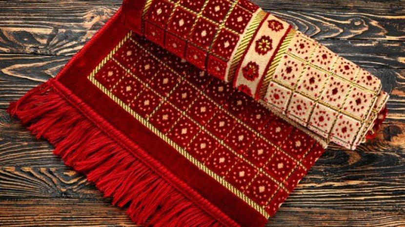 5 Tips Mencuci Sajadah dari Noda dan Bau Apek, Lebih Segar saat Dipakai Tarawih