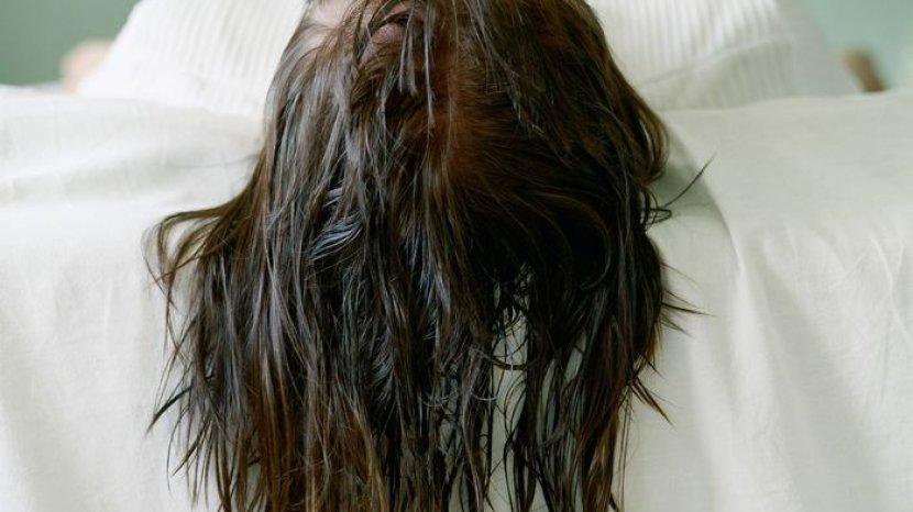 6 Bahaya Tidur dengan Kondisi Rambut Masih Basah, Rentan Terkena Infeksi Kulit Kepala