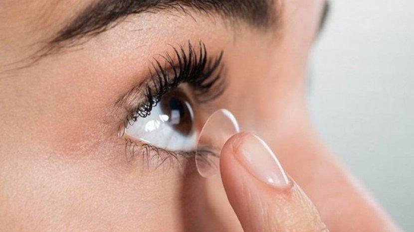 Tips Memakai Softlens yang Baik dan Benar Supaya Mata Tidak Perih
