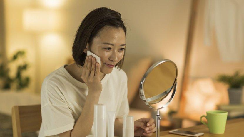 Manfaat serta Perbedaan antara Toner dan Essence, Apakah Boleh Dipakai Bersamaan?