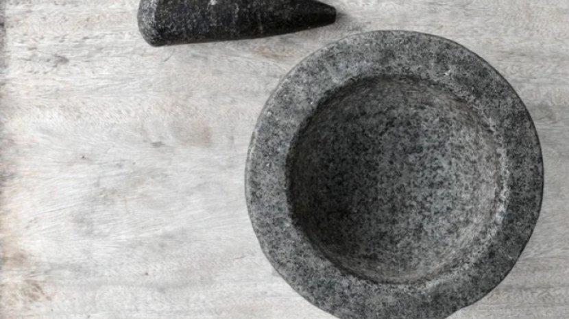 5 Tips Membersihkan Cobek Batu Hingga ke Sela Kecil, Jangan Hanya Dibilas