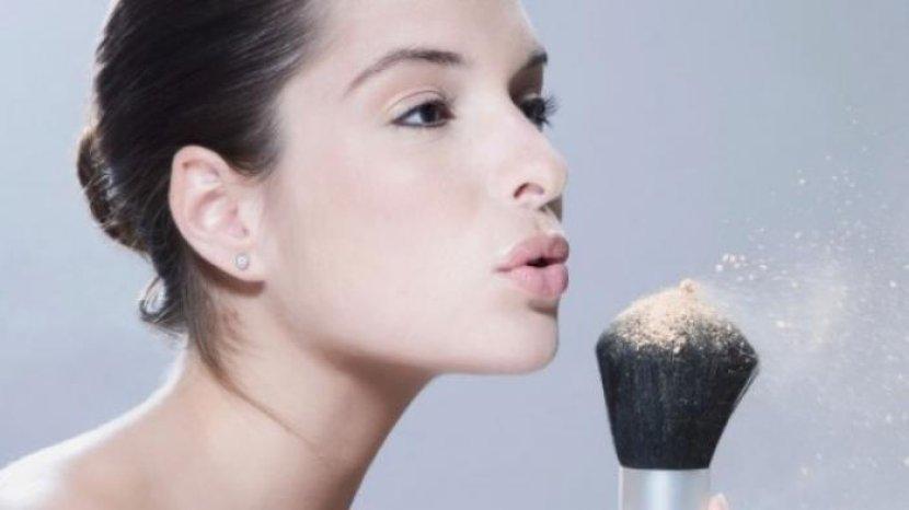 Review SOMETHINC Under Control HD Blur Loose Setting Powder, Partikel yang Halus Bikin Kulit Mulus