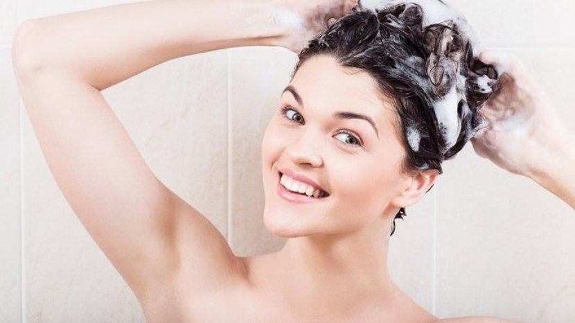 5 Rekomendasi Sampo Terbaik untuk Mengatasi Rambut Kering dan Bercabang