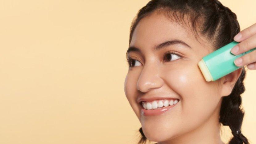 5 Rekomendasi Sunscreen Stick Terbaik Nyaman Dibawa Bepergian, Ampuh Lindungi Kulit dari Sinar UV