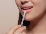 20 Daftar Lip Gloss Formula Melembapkan yang Cocok Kamu Pakai Sehari-hari, Apa Saja?