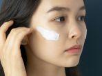 5 Rekomendasi Sunscreen Buat Kulit Kering Mulai 30 Ribuan