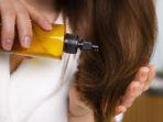 3 Tips Memakai Minyak Kelapa untuk Atasi Kulit Kepala dan Rambut Kering