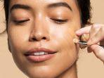 5 Cara Agar Foundation Tidak Oksidasi: Warna Tidak Mudah Gelap, Makeup Tetap On Point