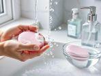 5 Cara Mencuci Spons Cushion dengan Benar: Makeup Sponge Bersih Bebas Bakteri