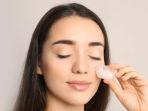 5 Kelebihan Mengoleskan Es Batu Sebelum Makeup: Bikin Awet dan Halus