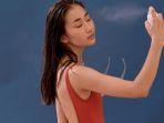 5 Rekomendasi Sunscreen Spray yang Praktis Dibawa Berpergian Tanpa Merusak Makeup