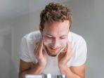 5 Sabun Cuci Muka Pria untuk Wajah Berjerawat