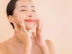5 Tips Kulit Glowing dengan Rutinitas Sederhana, Cukup Dilakukan di Rumah Saja