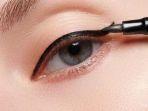 6 Kesalahan Saat Memakai Eyeliner Cair yang Harus Dihindari oleh Pemula