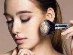 7 Rekomendasi Loose Powder Kualitas Terbaik dengan Formula Super Ringan
