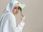 8 Tips dan Trik Mencegah Rambut Mudah Lepek untuk Wanita Berhijab