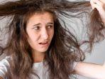 9 Cara Merawat Rambut Kering, Salah Satunya Pakai Sarung Bantal Sutra