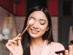 9 Tips Makeup Anti Crack yang Tahan Lama Buat Bukber