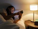 HP Tidak Boleh Ditaruh di Dekat Kepala saat Tidur? Ada Posisi yang Lebih Baik daripada Bawah Bantal