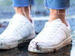 Jangan Asal Gosok dan Disikat, Ini Tips Membersihkan Noda Lumpur di Sepatu Putih