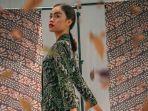Cara Bikin Outfit Terlihat Lebih Mahal Pakai Produk Lokal, Simpel tapi Auto Elegan