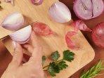 7 Cara Mudah Hilangkan Bau Menyengat Bekas Bawang pada Pisau Dapur
