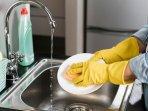 6 Manfaat Pakai Sarung Tangan saat Cuci Piring, Tak Hanya Lindungi Kulit